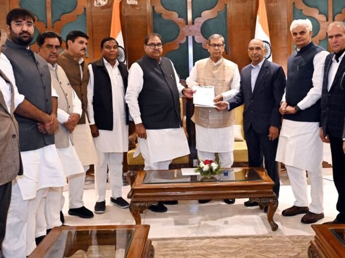 factrecorder हरियाणा के राज्यपाल से मिले अभय सिंह चौटाला, किसानों के मुआवजे से लेकर SYL तक कई मुद्दों पर सरकार को घेरा