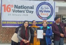 राष्ट्रीय मतदाता दिवस: रिवालसर में नव मतदाताओं को सौंपे गए मतदाता पहचान पत्र