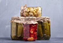 मार्केट से खरीदा अचार: स्वाद के साथ-साथ सेहत के लिए खतरा, जानें इसके नुकसान