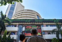 शेयर बाजार में गिरावट से सप्ताह की शुरुआत; सेंसेक्स 455 अंक टूटा, निफ्टी 25,600 के नीचे