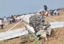 कर्नाटक के विजयपुरा जिले में रविवार दोपहर एक बड़ा विमान हादसा होते-होते टल गया, जब एक प्राइवेट मिनी एयरक्राफ्ट अचानक हवा में संतुलन