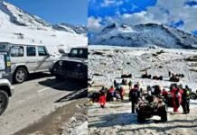 वीकेंड पर मनाली-लाहौल में सैलानियों का सैलाब, बर्फबारी के बीच बढ़ी रौनक