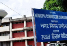 नगर निगम सदन में बैनर पर सियासी संग्राम, आप और कांग्रेस के बीच तीखी नोकझो