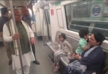 ऑटो से मेट्रो स्टेशन पहुंचे केंद्रीय मंत्री मनोहर लाल खट्टर, आम यात्रियों के साथ किया सफर