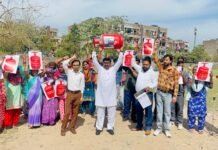 गैस सिलेंडरों की बढ़ी कीमतों के खिलाफ आपकी आवाज पार्टी का हल्ला-बोल, जोरदार प्रदर्शन