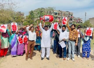 गैस सिलेंडरों की बढ़ी कीमतों के खिलाफ आपकी आवाज पार्टी का हल्ला-बोल, जोरदार प्रदर्शन