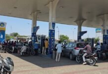 पेट्रोल-डीजल की कमी की अफवाह से हड़कंप: यूपी समेत कई राज्यों में पंपों पर लंबी कतारें, प्रशासन ने संभाली स्थिति