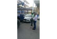 सेक्टर-17 में लावारिस वाहनों पर निगम का एक्शन, बैंक स्क्वायर से 6 गाड़ियां जब्त