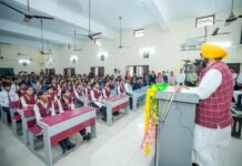 Bhagwant Singh Mann ने Adampur के स्कूल ऑफ एमिनेंस में विद्यार्थियों से की मुलाकात