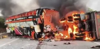 आंध्र प्रदेश में भीषण हादसा: बस-डंपर टक्कर के बाद आग, 13 लोगों की दर्दनाक मौ*त