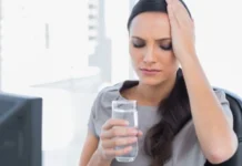Dehydration Symptoms: शरीर में पानी की कमी के ये 5 संकेत न करें नजरअंदाज