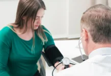 हाई ब्लड प्रेशर 140/90 से ऊपर हो तो बढ़ सकता है ब्रेन स्ट्रोक का खतरा, डॉक्टर की चेतावनी