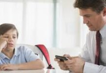 Speaker urges parents to restrict use of mobile phones by their children*