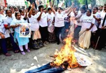 Hardeep Singh Puri के खिलाफ Indian National Congress की महिला इकाई का चंडीगढ़ में मार्च, पुतला फूंका