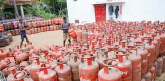 LPG Cylinder Crisis: पश्चिम एशिया तनाव का असर, सिलेंडर को लेकर कई शहरों में हंगामा