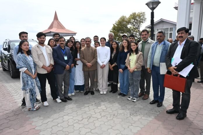 Journalism Students delegation calls on cm (1)