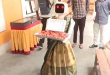 पुदुचेरी में हाई-टेक मतदान: ‘नीला’ रोबोट कर रही मतदाताओं का स्वागत, बना आकर्षण का केंद्र