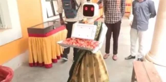 पुदुचेरी में हाई-टेक मतदान: ‘नीला’ रोबोट कर रही मतदाताओं का स्वागत, बना आकर्षण का केंद्र