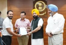 अधिकारियों की तैनाती उनके घरों के नजदीक पसंदीदा स्टेशनों पर की गई