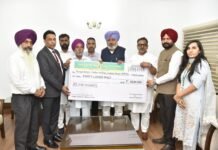 परिवहन मंत्री हरपाल सिंह चीमा द्वारा मृ*तक पी.आर.टी.सी. कंडक्टर के परिवार को 40 लाख रुपये का बीमा चेक भेंट