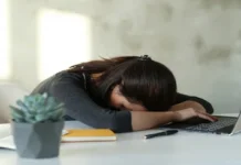 थकान से रहते हैं परेशान? जानिए कौन सा विटामिन बढ़ाता है शरीर की एनर्जी