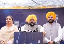 मुख्यमंत्री भगवंत सिंह मान गाँव के खिलाड़ियों से मिले, किटें बाँटी और वॉलीबॉल कोर्ट पर महिला खिलाड़ियों के साथ खेली वॉलीबॉल