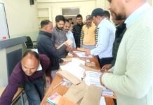 उपायुक्त ने थुनाग में की आपदा प्रभावित क्षेत्रों में पुनः बहाली एवं पुनर्वास कार्यों की समीक्षा बहाली कार्यों में और तेजी लाएं लाइन विभाग- अपूर्व देवगन