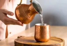 कॉपर बोतल का पानी पीते समय न करें ये गलतियां, फायदे की जगह हो सकता है नुकसान