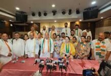 पंचकूला कोर्ट में जश्न: बंगाल में BJP सरकार की खबर पर वकीलों ने बांटे लड्डू