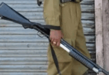 Hamirpur कोर्ट परिसर में लोडेड राइफल लेकर घुसा पूर्व सैनिक, पुलिस ने हिरासत में लिया