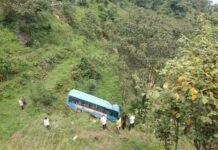 मंडी में बड़ा हादसा टला, सड़क से पलटी एचआरटीसी बस किनारे पर फंसी