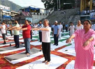 योग को दैनिक जीवन का हिस्सा बनाएं, स्वस्थ और संतुलित जीवन अपनाएं : एडीसी