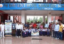 जन सेवा सहयोग फाउंडेशन ने PM Shri Government Model Senior Secondary School, Dhanas में बच्चों को पुस्तकें एवं चॉकलेट वितरित कीं