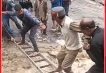 चंबा में बादल फटने से हड़कंप, नदी में फंसे तीन मजदूर