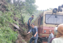 भूस्खलन से कालका-शिमला टॉय ट्रेन सेवा प्रभावित, ट्रैक पर फंसा इंजन; कई ट्रेनें रद्द और शॉर्ट टर्मिनेट