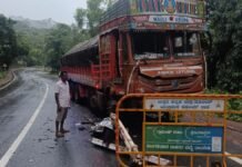 कर्नाटक में भीषण सड़क हादसा: ट्रक और एमयूवी की टक्कर में सात लोगों की मौ*त, दो गंभीर घायल