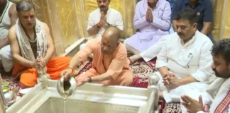 सीएम योगी ने काशी में काल भैरव और बाबा विश्वनाथ के किए दर्शन, लोकमंगल की कामना के साथ की पूजा-अर्चना