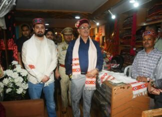 राज्यपाल ने राष्ट्रीय हथकरघा दिवस पर दिल्ली स्थित हिमाचल एम्पोरियम का दौरा किया