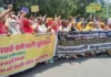 सफाई कर्मचारियों की हड़ताल 18 अगस्त तक जारी, सड़क पर कूड़े के ढेर से लोगों में रोष