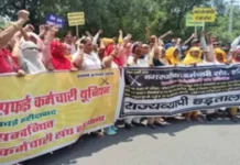 सफाई कर्मचारियों की हड़ताल 18 अगस्त तक जारी, सड़क पर कूड़े के ढेर से लोगों में रोष