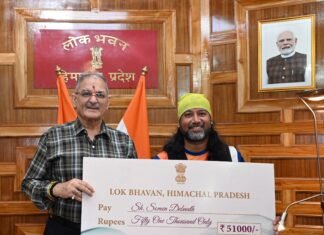 राज्यपाल ने सोमेन देबनाथ के प्रेरणादायी अभियान के लिए 51 हजार रुपये की सहायता प्रदान की