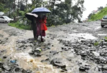 हिमाचल में मानसून का कहर जारी, भारी बारिश से 145 सड़कें बंद, 224 ट्रांसफार्मर ठप
