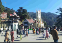 शिमला में पर्यटकों की बढ़ी रौनक, सुहावने मौसम ने खींचे सैलानी; दिल्ली से पहुंचे पर्यटकों ने सुनाया अनुभव