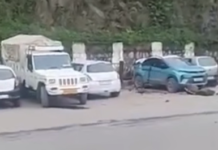 अचानक हुए Landslide से मची दहशत, सड़क पर गिरा मलबा; लोगों में अफरा-तफरी