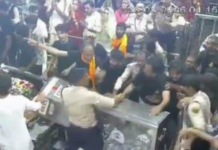 उज्जैन महाकाल मंदिर में बवाल! कांवड़ियों और सुरक्षाकर्मियों के बीच चले लात-घूंसे, CCTV में कैद घटना