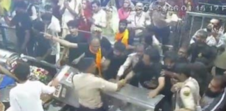 उज्जैन महाकाल मंदिर में बवाल! कांवड़ियों और सुरक्षाकर्मियों के बीच चले लात-घूंसे, CCTV में कैद घटना