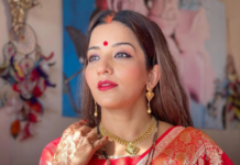 हल्की साड़ी में भी दिखेंगी रॉयल, मोनालिसा के इन 5 स्टाइलिश लुक्स से लें फैशन इंस्पिरेशन