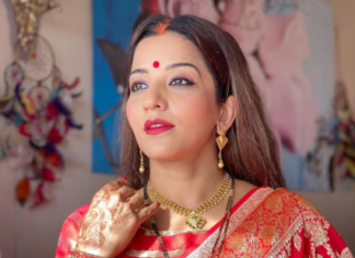 हल्की साड़ी में भी दिखेंगी रॉयल, मोनालिसा के इन 5 स्टाइलिश लुक्स से लें फैशन इंस्पिरेशन