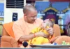 नन्हें राधा-कृष्ण संग CM योगी का खास अंदाज़, बच्चों की मासूमियत ने जीता दिल