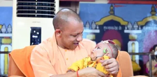 नन्हें राधा-कृष्ण संग CM योगी का खास अंदाज़, बच्चों की मासूमियत ने जीता दिल